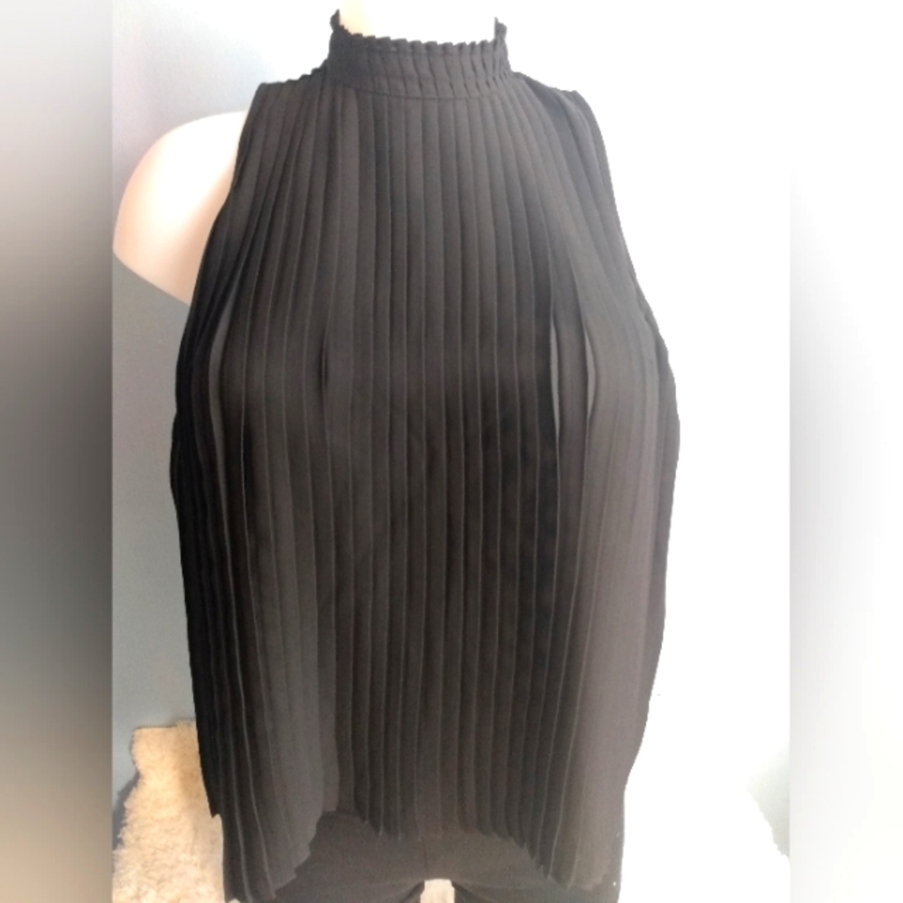 EUC Banana Republic woman's size xs black sleeveless pleated front blouse